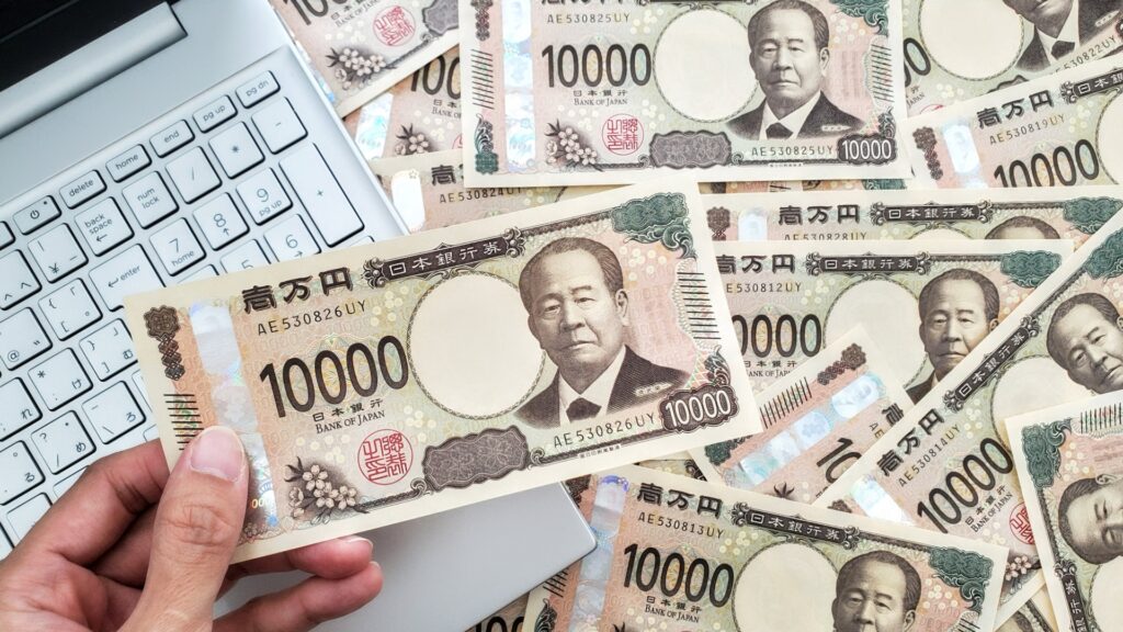 たくさんの1万円札とパソコン