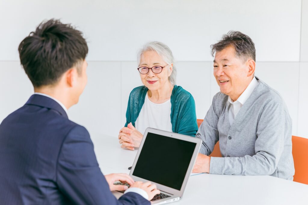 打ち合わせ・相談をする高齢者夫婦（年金）