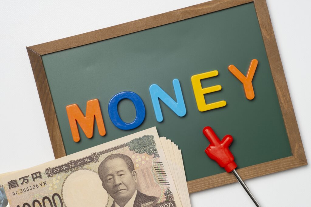 新紙幣の十万円と黒板にmoneyの文字