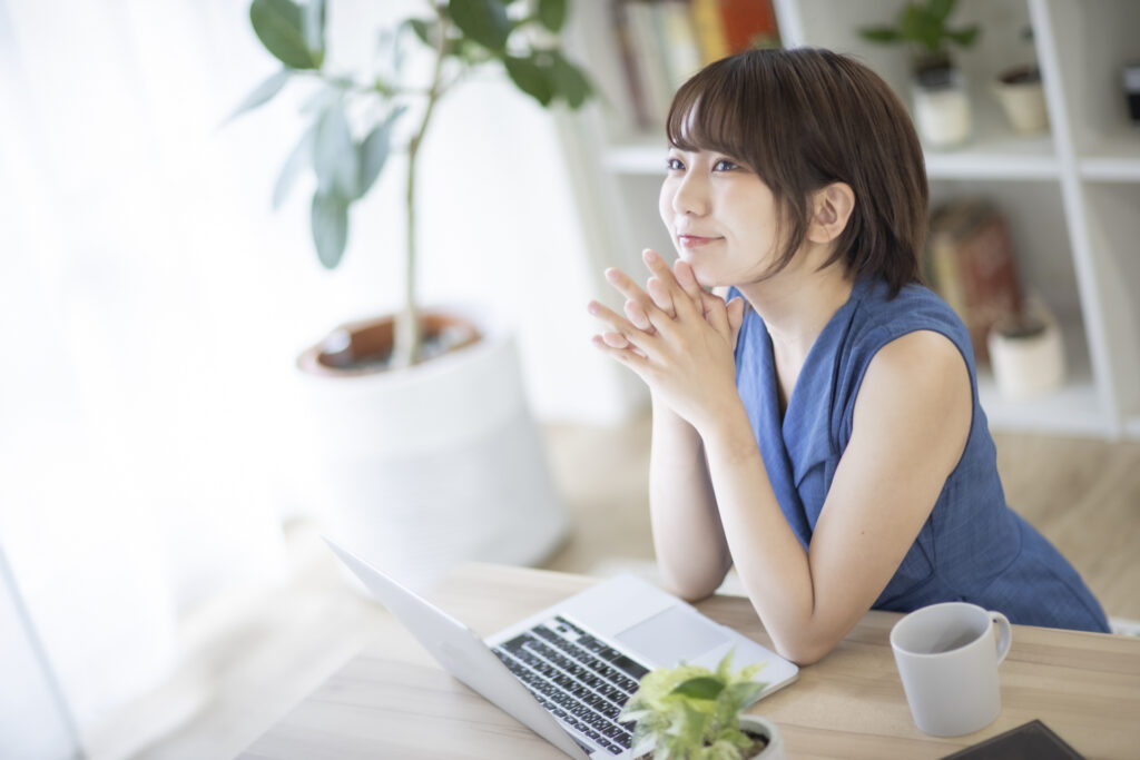 笑顔で考える女性